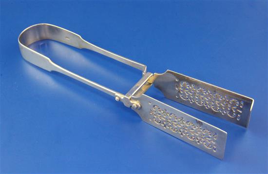 A pair of George IV silver fiddle pattern asparagus tongs, 6 oz.